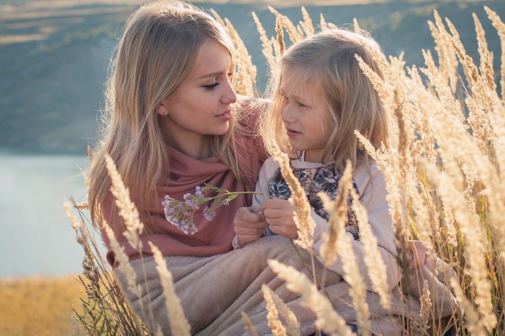 hero-two-blondes-mother-daughter-nature-1280-1024x682-1