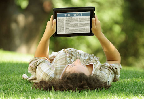 man-reading-news-on-laptop